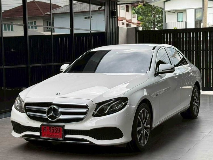 Mercedes-Benz E-Class 2021 E300e Sedan ปลั๊กอินไฮบริด (PHEV) ไม่ติดแก๊ส เกียร์อัตโนมัติ ขาว
