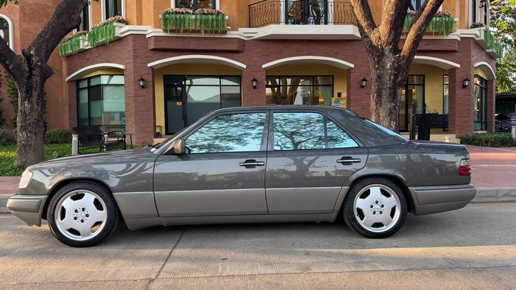 Mercedes-Benz E-Class 1993 E220 Sedan เบนซิน ไม่ติดแก๊ส เกียร์อัตโนมัติ เทา