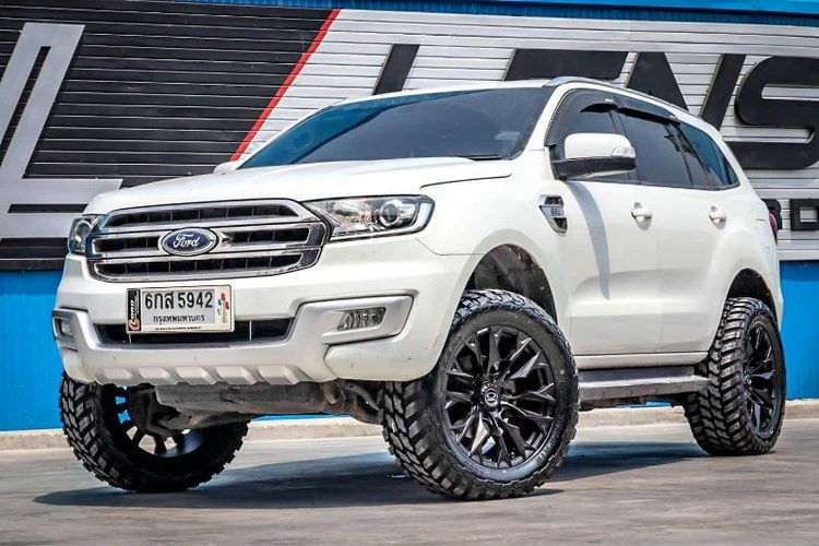 รถ Ford Everest 2.2 Titanium สี ขาว