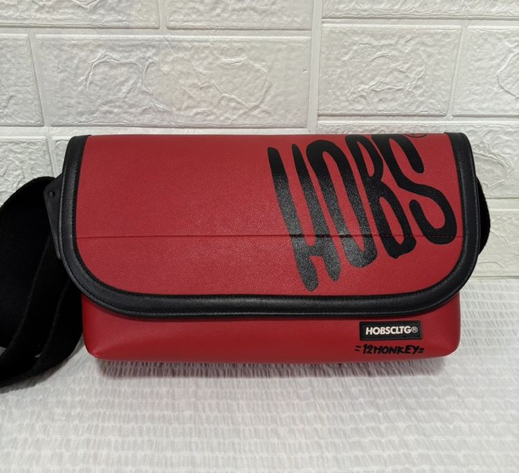 อื่นๆ หนัง PU ชาย กระเป๋าสะพายข้างแบรนด์ HOBS รุ่น 12Monkey สีแดง ซึ่งเป็นแบรนด์สตรีทแวร์สัญชาติไทย