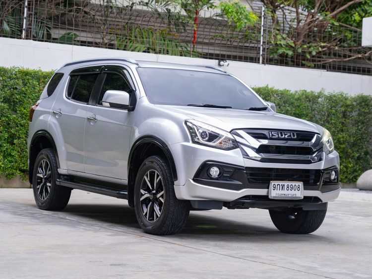 รถ Isuzu MU-X 1.9 The Onyx สี บรอนซ์เงิน