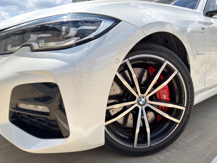 BMW Series 3 2021 330e Sedan ปลั๊กอินไฮบริด (PHEV) ไม่ติดแก๊ส เกียร์อัตโนมัติ ขาว รูปที่ 3
