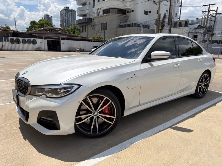 BMW Series 3 2021 330e Sedan ปลั๊กอินไฮบริด (PHEV) ไม่ติดแก๊ส เกียร์อัตโนมัติ ขาว รูปที่ 4